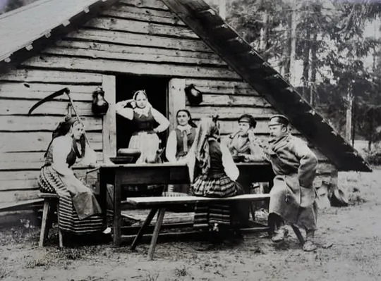 Palieskija sialianie za stalom paslia pracy Palieskija sialianie za stalom paslia pracy