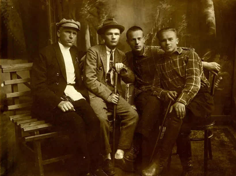 Redakcyja haziety «Čyrvonaja Polaččyna» ŭ skladzie Sciapana Siamaški, Paŭliuka Šukajly, Pietrusia Broŭki i Jana Skryhana. Polack, 1927 h. Redakcyja haziety «Čyrvonaja Polaččyna» ŭ skladzie Sciapana Siamaški, Paŭliuka Šukajly, Pietrusia Broŭki i Jana Skryhana. Polack, 1927 h.