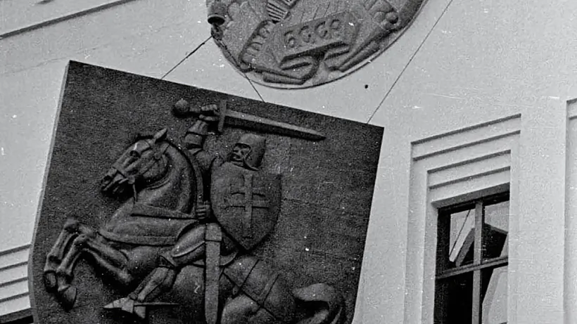 Z fasadu Domu ŭradu zdymajuć «Pahoniu», 23 traŭnia 1995 h.