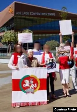 Jaŭhienija padčas adnoj z akcyjaŭ bielaruskaj dyjaspary Jaŭhienija padčas adnoj z akcyjaŭ bielaruskaj dyjaspary