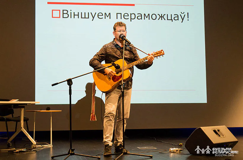 Андрэй Хадановіч спявае песню "Муры" Андрэй Хадановіч спявае песню "Муры"