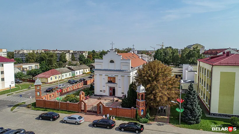 11 yanau-kascyol-uzvyshehnnya-svyatoga-kryzha.jpg Касцёл у Янаве