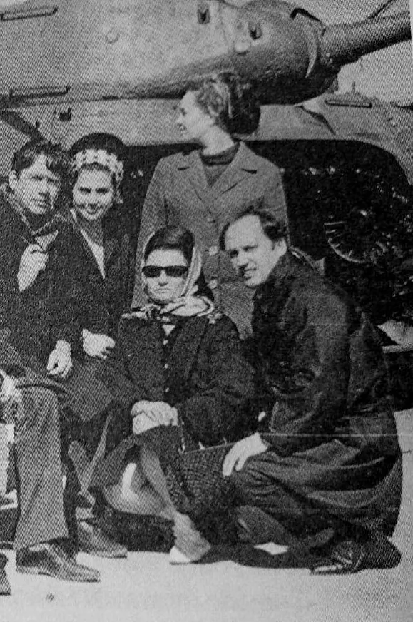 Уладзімір Мулявін падчас гастроляў з філарманічнай канцэртнай брыгадай на здымку справа, прысеў з вядомай спявачкай Нэлі Багуслаўскай, побач стаіць Лідзія Кармальская.