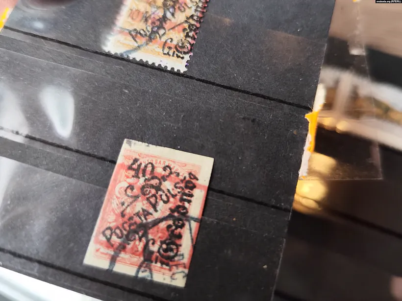 Marka, na jakoj jość nadpisy pa-rasiejsku, pa-polsku i pa-niamiecku. Fota: Radyjo Svaboda Marka, na jakoj jość nadpisy pa-rasiejsku, pa-polsku i pa-niamiecku. Fota: Radyjo Svaboda