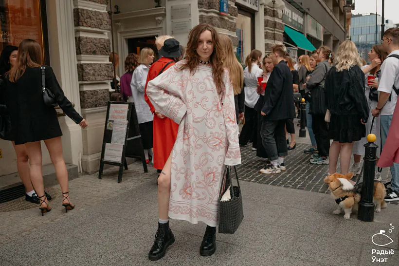 Дызайнерка Воля Этыка ў Варшаве ў самаробнай гарлячцы. Апублікавана ў 2023 г. на wnet.fm