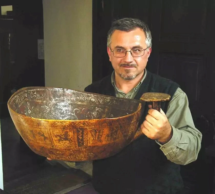 Litoŭski etnaastranom Jonas Vajškunas z kaŭšom-bracinaj z Muzieja biełaruskaha narodnaha mastactva ŭ Raŭbičach