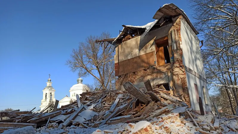 Vyhliad zniščanaha budynka 1770-ch hadoŭ u slaŭharadskim parku Vyhliad zniščanaha budynka 1770-ch hadoŭ u slaŭharadskim parku