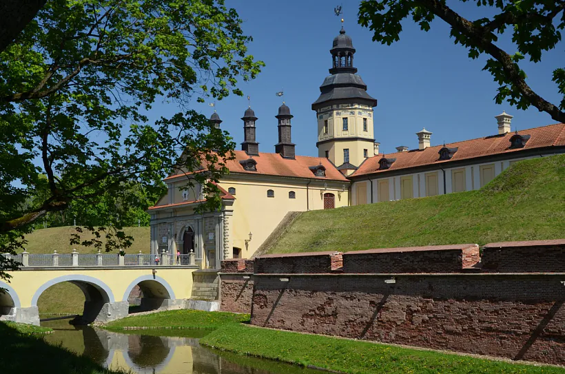 Палац у Нясвіжы (фота travellgide.ru).jpg