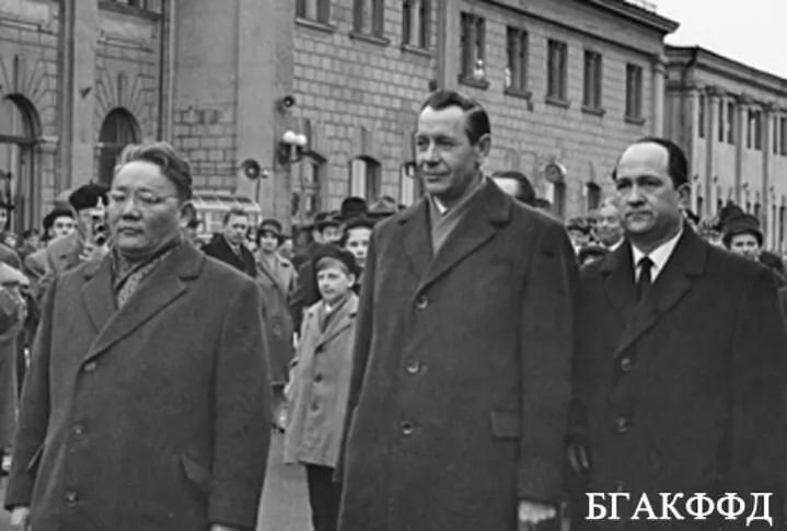 Lidar Manholii Jumžahijn Cedenbal (zlieva), kiraŭnik BSSR Piotr Mašeraŭ (u centry) i kiraŭnik Savieta Ministraŭ BSSR Cichan Kisialioŭ (sprava). Minsk, 1965