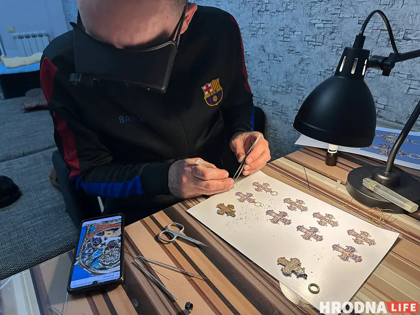 Ilija Čakvietadze pracuje nad kopijaj kryža Safii Minskaj