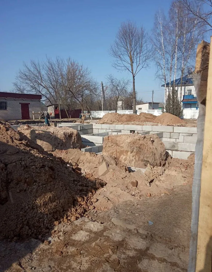 Замест аўтэнтычных лепяцца сучасныя падмуркі. Фота аўтара Замест аўтэнтычных лепяцца сучасныя падмуркі. Фота аўтара