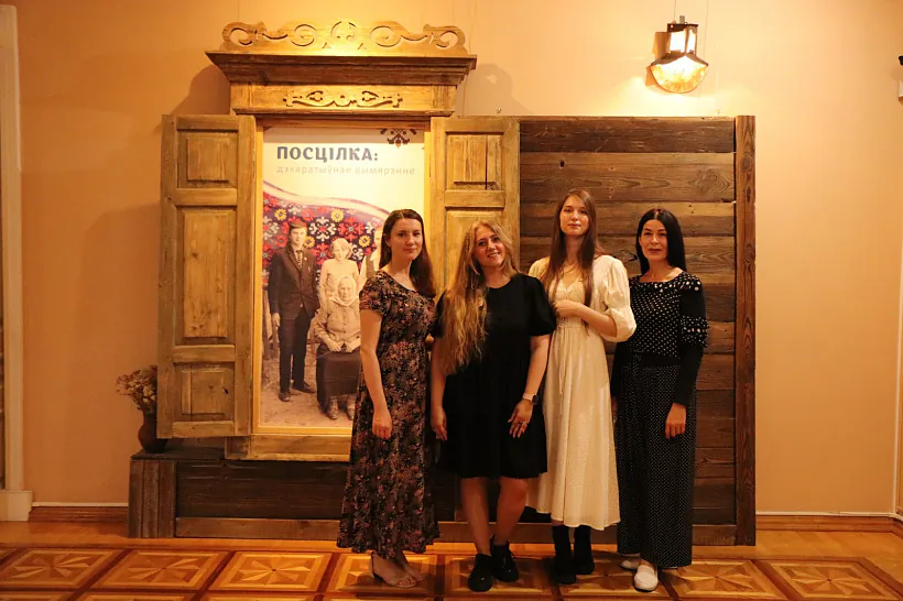 vystava-poscilak-09.jpg Наведнікі выставы посцілак у Гомельскім палацава-паркавым ансамблі