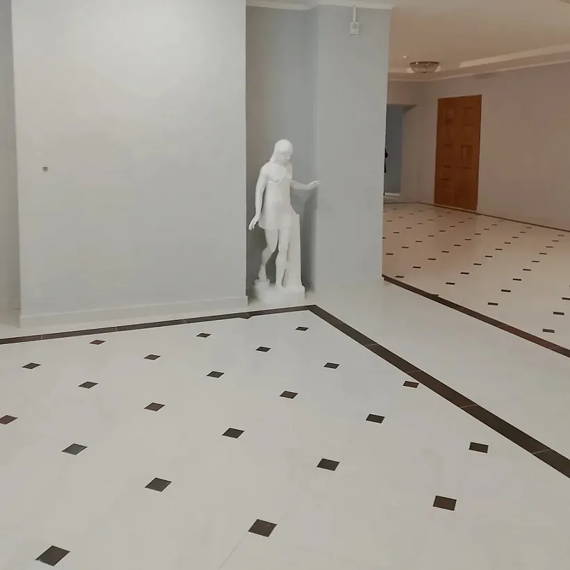 Usie interjery korpusa zakatanyja ŭ adnastajny čorna-bieły kieramahranit, jaki nie maje ničoha ahulnaha z histaryčnym vyhladam pomnika. Fota: saćsietki BDU