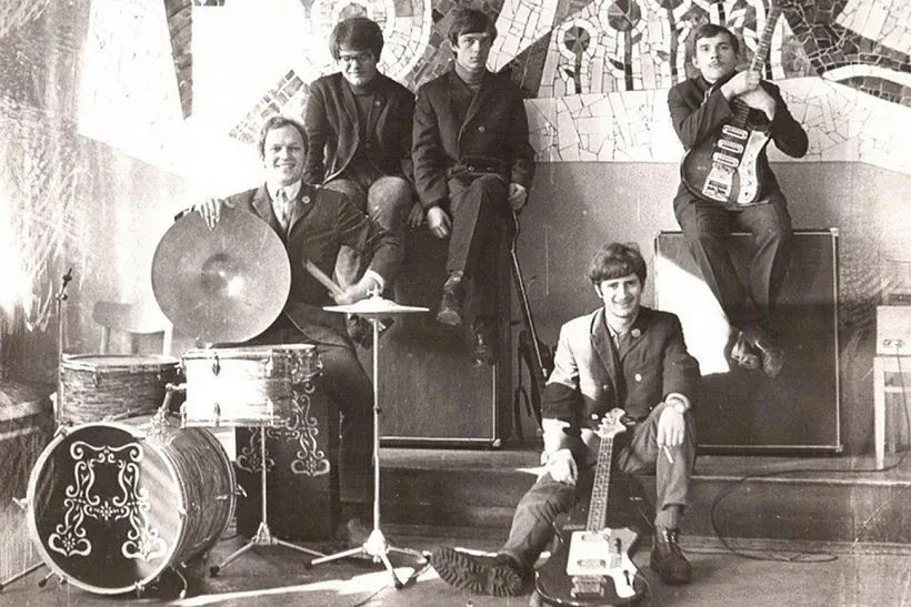 Пераможца Першага фестывалю біт-ансамбляў Мінска гурт «Алгарытмы», крайні справа Яўген Канавалаў.