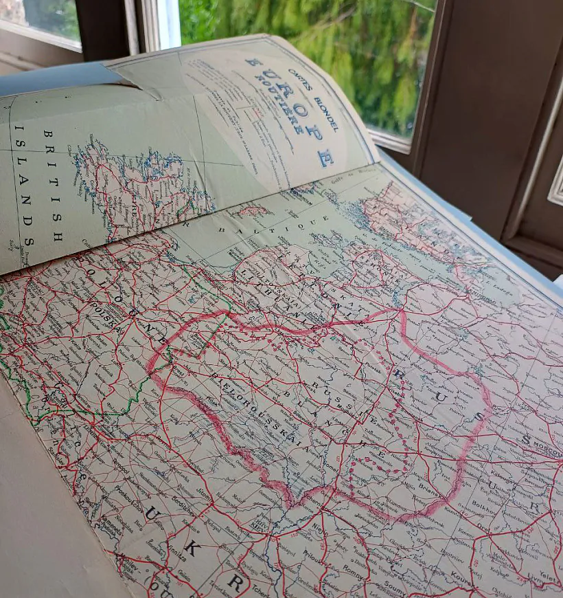 Mapa Jeŭropy 1950-ch hadoŭ z naniesienymi ŭručnuju biełaruskimi miežami