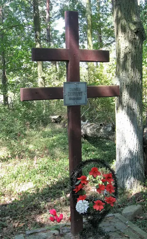 Kryž na mahile Ramana Skirmunta ŭ Pareččy