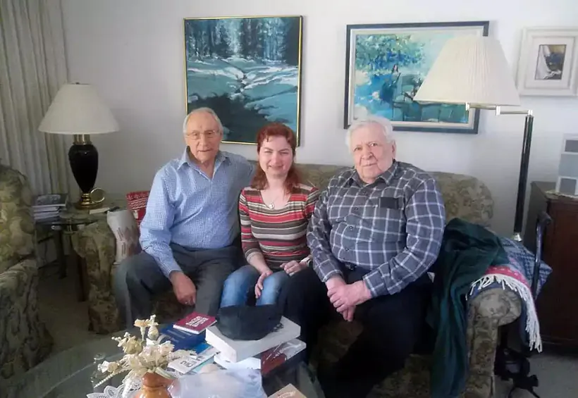 Natallia Hardzijenka razam z viadomymi bielaruskimi dziejačami emihracyi Viktaram Kipieliem i Jankam Zaprudnikam. Fota: sacsietki surazmoŭcy