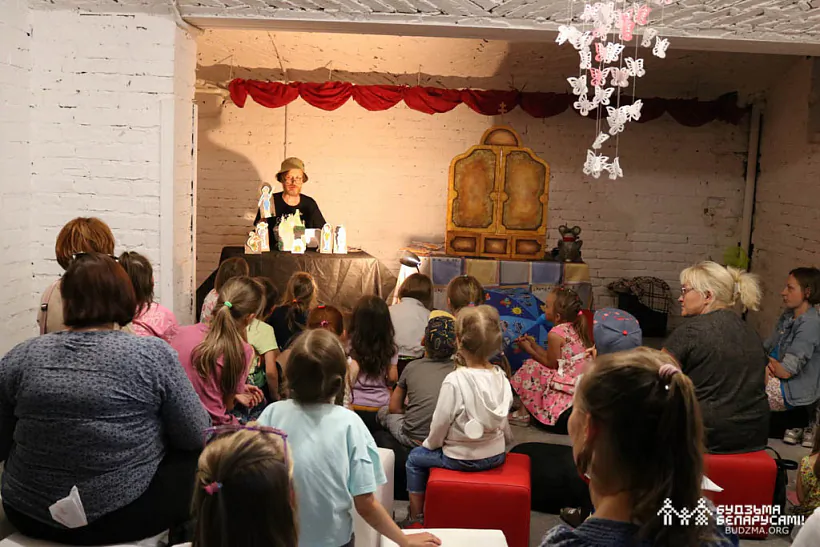 Аляксандр Ждановіч (Маляваныч) паказвае спектакль пра Піпі Доўгую Панчоху 