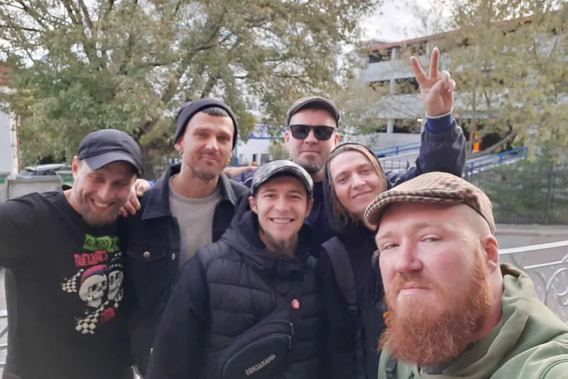 02 Aleś Dzianisaŭ z siabrami.png 02 Aleś Dzianisaŭ z siabrami.png