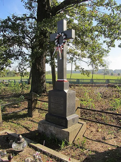 Pamiatny kryž na mohilkach u Kosavie