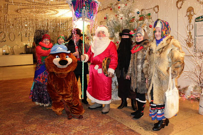 Персанаж Дзед Мароз у традыцыйным калядным гурце в. Дзятлавічы