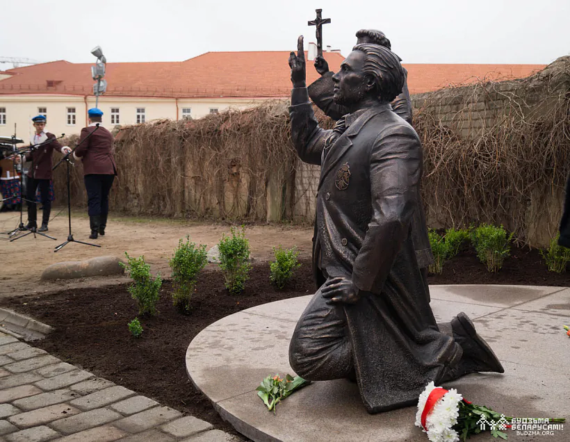 Pomnik Kastusiu Kalinoŭskamu i jahonym papliečnikam Pomnik Kastusiu Kalinoŭskamu i jahonym papliečnikam
