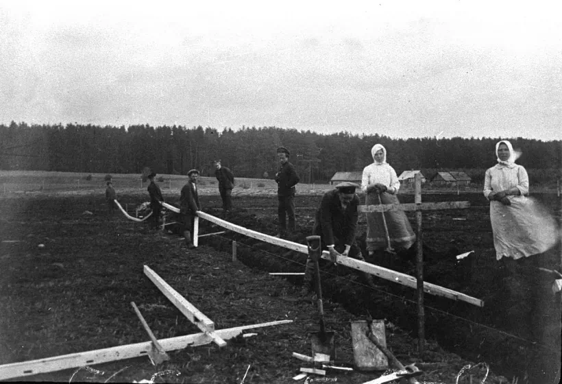 Ukladka drenažu na Kamaroŭskim balocie, 1911 hod.