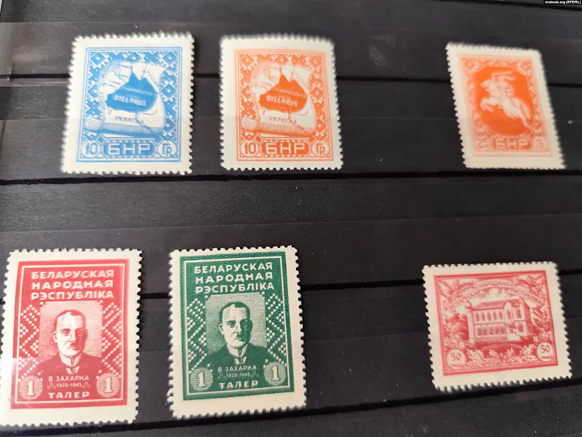 Marki z mapaj BNR i Vasilom Zacharkam, vypuščanyja ŭ emihracyi. Fota: Radyjo Svaboda Marki z mapaj BNR i Vasilom Zacharkam, vypuščanyja ŭ emihracyi. Fota: Radyjo Svaboda