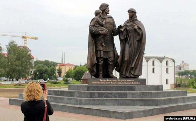 Pomnik Alaksandru Nieŭskamu, jaho žoncy Alaksandry i synu Vasilu ŭ Viciebsku.jpg Помнік Аляксандру Неўскаму, яго жонцы Аляксандры і сыну Васілю