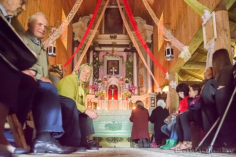  Імша пры свячах. Фота: Viktar Viedzien, Catholic.by