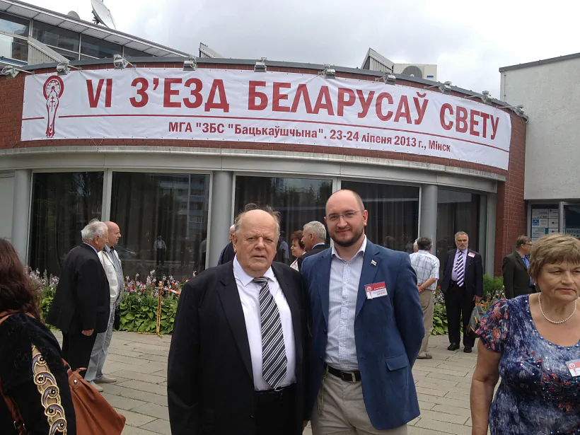 Са Станіславам Шушкевічам на З'ездзе беларусаў свету ў 2017-м годзе.jpg Са Станіславам Шушкевічам на З'ездзе беларусаў свету ў 2017-м годзе.jpg