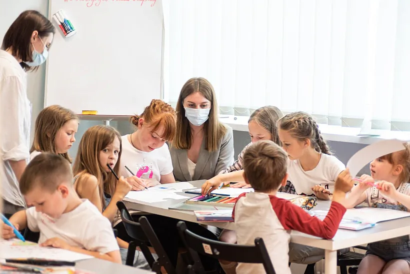 вучні школкі і дырэктарка Хэлена Родзіна.jpeg вучні школкі і дырэктарка Хэлена Родзіна.jpeg