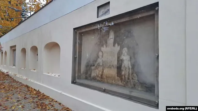 Rekanstrukcyja memaryčĺnaha mura ŭ Liuteranskim sadzie  Rekanstrukcyja memaryčĺnaha mura ŭ Liuteranskim sadzie