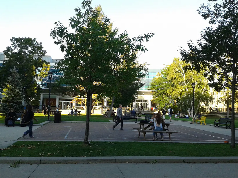 На тэрыторыі кампусу пры ўніверсітэце (1).jpg