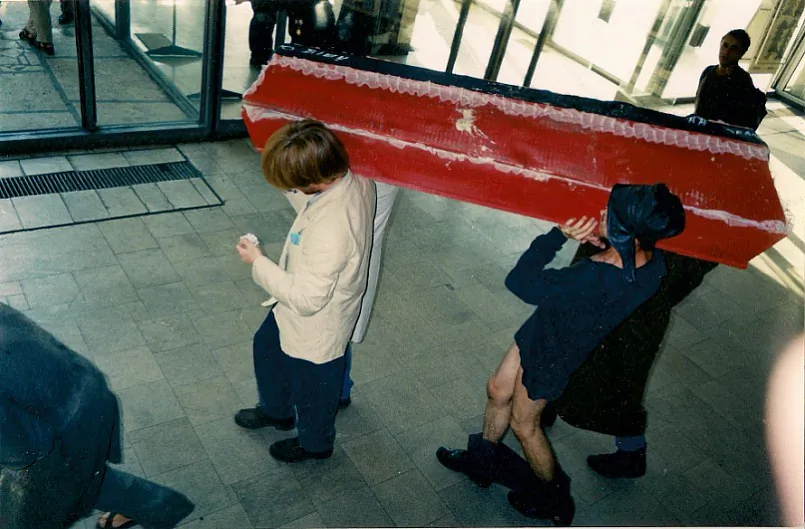 Перформанс "Культ асобы" ад перформер-групы “Спэцбрыгада афрыканскіх братоў” на першым фэстывалі "Навінкі", 1999 г. Перформанс "Культ асобы" ад перформер-групы “Спэцбрыгада афрыканскіх братоў” на першым фэстывалі "Навінкі", 1999 г.