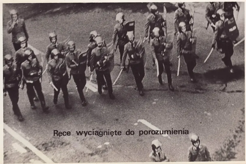 «Ruki praciahnutyja dlia zhody»