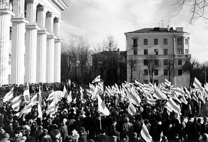 Менская вясна 1996. Людзі патрабуюць эфіру для лідэраў апазыцыі. Фота з кнігі Сяргея Навумчыка «Дзевяноста шосты» 