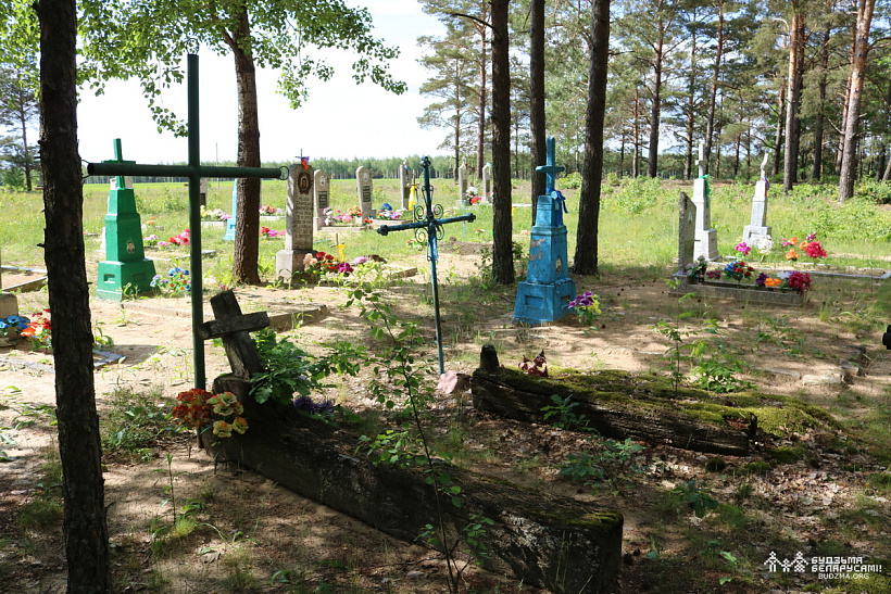 Kalody-prýklady na mohilkach u Bahdanaŭcy Luninieckaha rajona. 2021 h. Niekatoryja kalody nie majuć suka ci zamiest jaho prymacavany draŭliany kryžyk