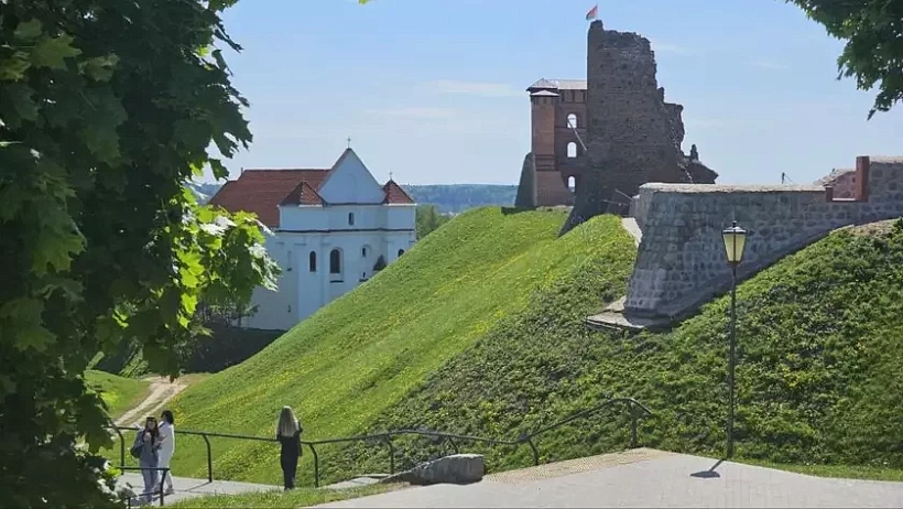 Farny kasciol i Navahrudski zamak z boku Maloha zamka Farny kasciol i Navahrudski zamak z boku Maloha zamka