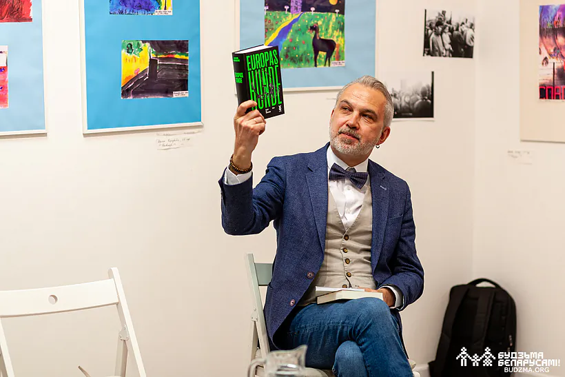 Альгерд Бахарэвіч з раманам "Сабакі Еўропы" ў перакладзе на нямецкую