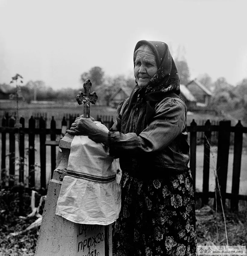 Žančyna ŭpryhožvaje muravany nadmahiĺny pomnik fartuchom