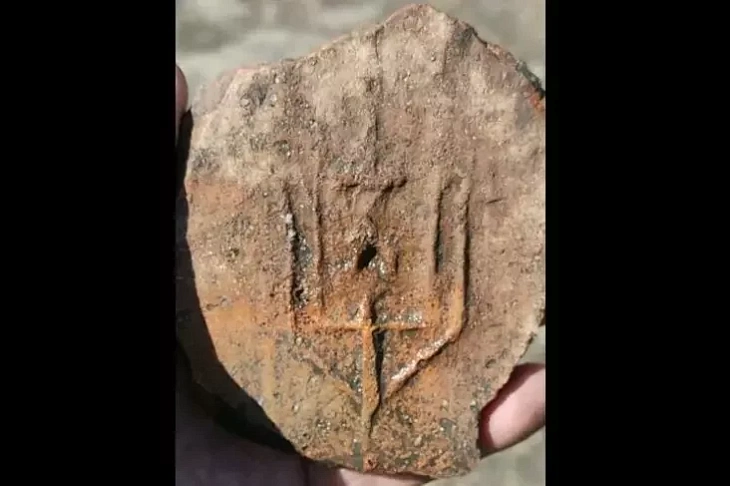 Donca hlinianaj pasudziny z hieraldyčnym znakam