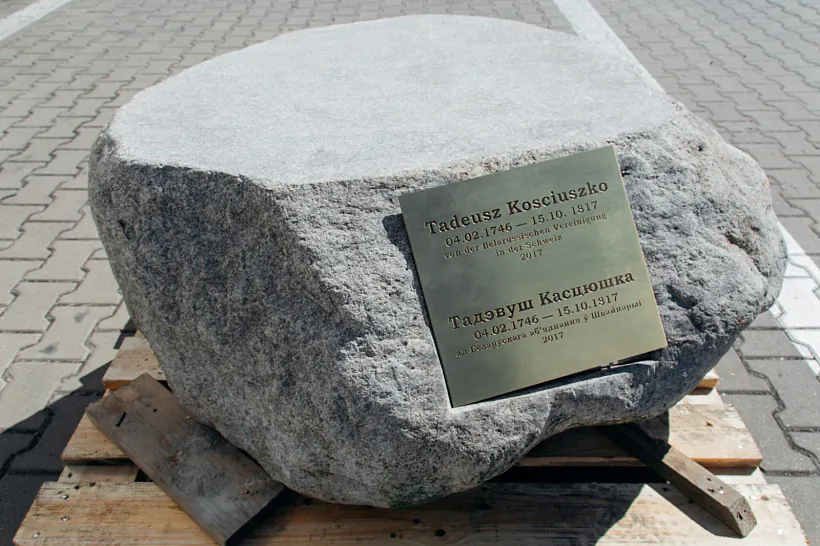 Padmurak z bielaruskaha valuna i novaja miemaryjaĺnaja tablička dlia pomnika Tadevušu Kasciušku ŭ šviejcarskim Zalaturnie