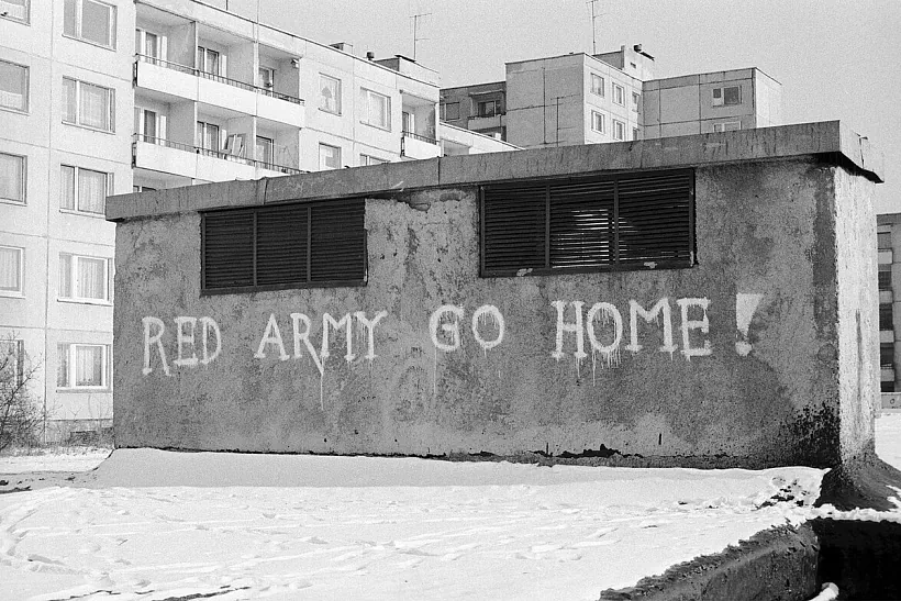 Antyrasiejski nadpis na ścianie adnaho z damoŭ Vilni, 1991 hod