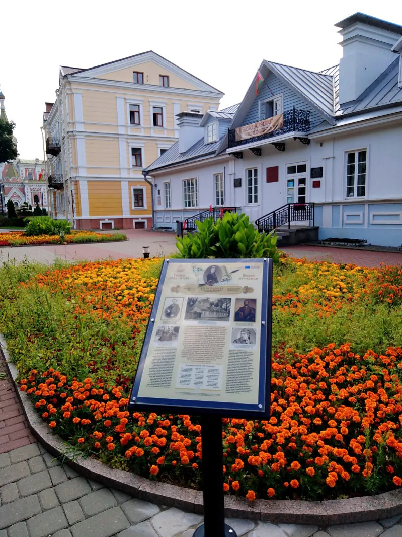 Eliza-Azheshka.jpg Eliza-Azheshka.jpg