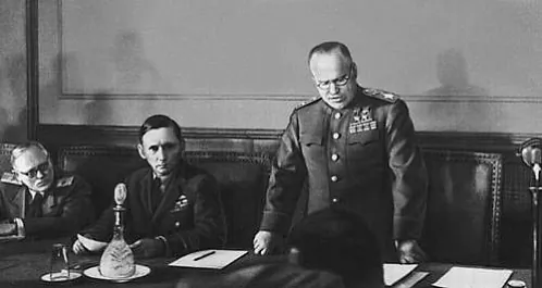 Zhukov_reads_capitulation_act_1945.jpg Zhukov_reads_capitulation_act_1945.jpg