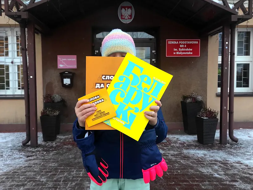 Новы падручнік па беларускай мове для шостых класаў «Слова да слова», дапаможны дыск с песнямі да яго, і нумар часопісу «Беларускі настаўнік». Студзень 2024 года. Фота са старонкі АБ-БА ў Фэйсбуку Новы падручнік па беларускай мове для шостых класаў «Слова да слова», дапаможны дыск с песнямі да яго, і нумар часопісу «Беларускі настаўнік». Студзень 2024 года. Фота са старонкі АБ-БА ў Фэйсбуку