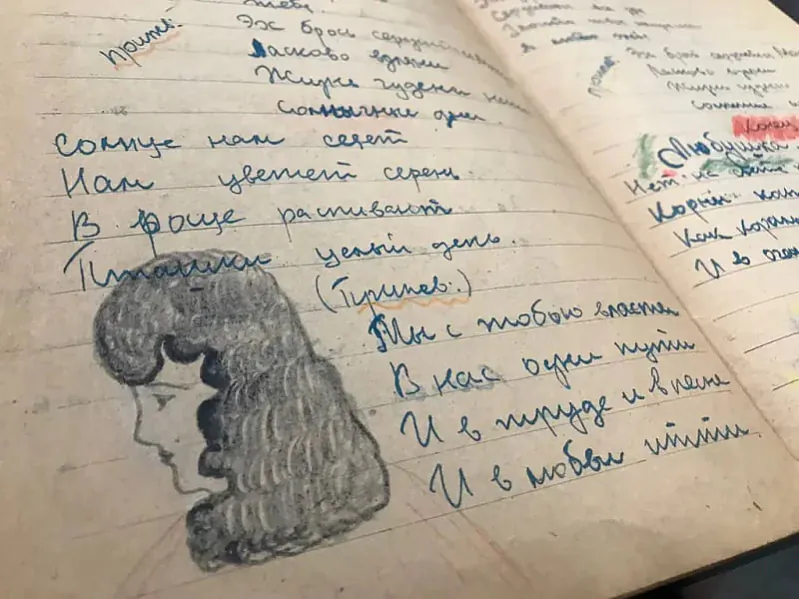 Piesni ŭ sšytku supravadžajucca maliunkami liudziej i kvietak