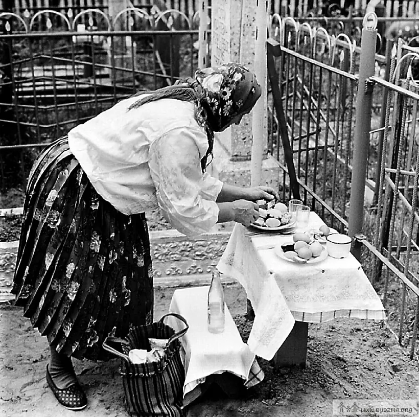 Padrychtoŭka sviatočnaha stala kalia mahily padčas sviata Dziady