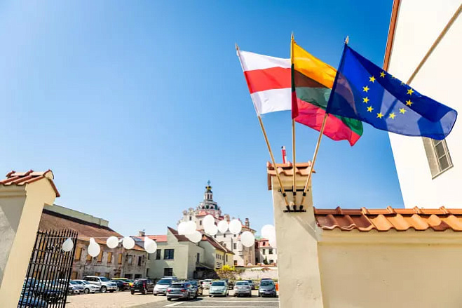 Sciahi Bielarusi, Litvy i Jeŭrazviazu na ŭvachodzie ŭ JeHU. Fota EHU Official Sciahi Bielarusi, Litvy i Jeŭrazviazu na ŭvachodzie ŭ JeHU. Fota EHU Official